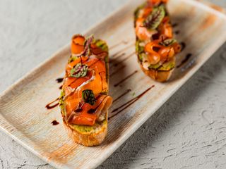 Брускети з лососем та гуакамоле (250g)