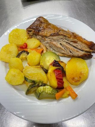 Teleće pečenje sa prilogom