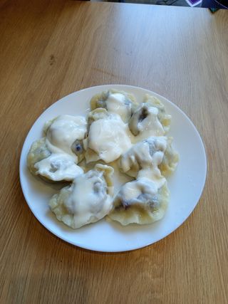 Pierogi z jagodami i śmietanką