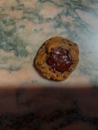 Cookie de chocolate negro con nueces y sal