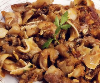 Oreja al ajillo con patatas fritas