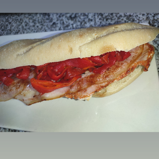 Bocadillo de lomo con queso de cabra