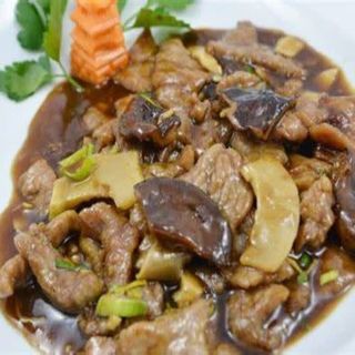 Ternera con bambú y setas chinas