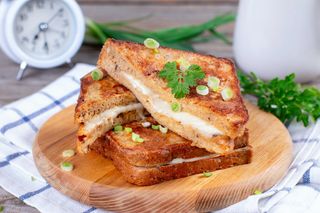 Сырный тост с курицей