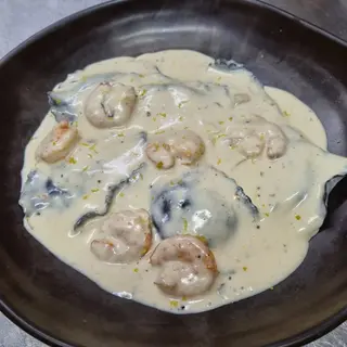 Ravioli Negro Relleno De Salmón