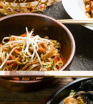 Linguine di riso  con verdure crema di soia e sesamo