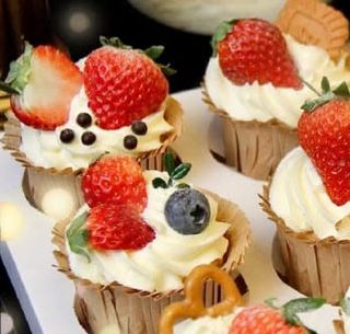 Cupcake con panna alla frutta fresca - 1 pezzo