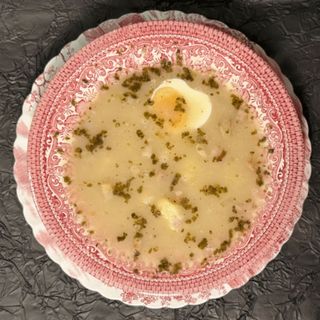 Żurek z puree ziemniaczanym, boczkiem i jajkiem