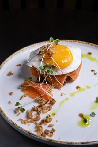 Кабачкові оладки з лососем та яєчнею