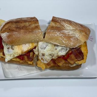 Beicon, Queso Edam, Huevo Plancha Y Pimientos Del Piquillo 