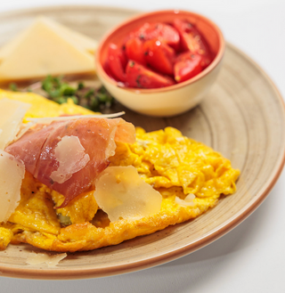 Omlet sa govedjim ramstekom i sirom