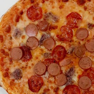 Pizza con würstel,  salsiccia e pomodorini rossa