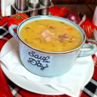 Ciorbă de fasole cu afumătură și ceapă rosie