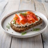 Tostada con queso de untar y salmón