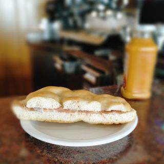 Focaccia al prosciutto crudo di parma e crema di olive nere