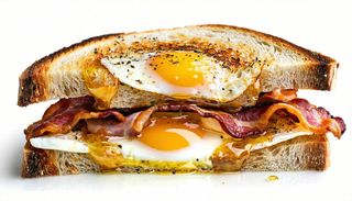 French toasts con uova all'occhio di bue e bacon croccante