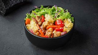 Боул з куркою в кисло-солодкому соусі