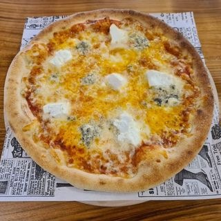 Пица Куатро формаджи