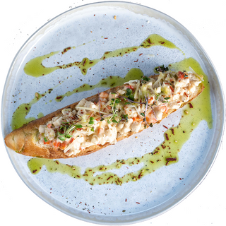 Велика брускета з куркою та овочами