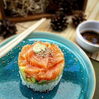 06. Tartar de salmón (1ud.) / Salmon tartare (1piece)