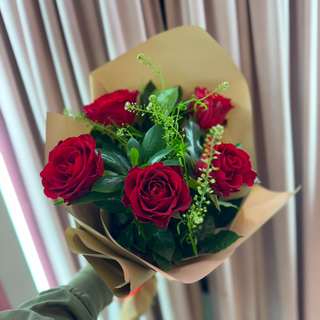 Bukiet 5 czerwonych róż w ozdobnym papierze 