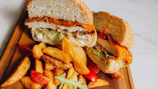 Burger sa pohovanom piletinom