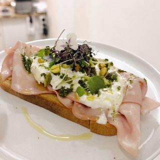 Tostadas con mortadela, burrata, pesto y pistachos
