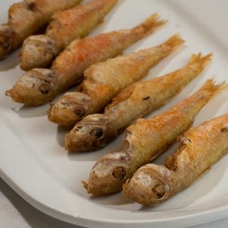 Salmonetes fritos