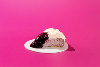 Tarta De Queso Porción Frutos Del Bosque Y Mascarpone
