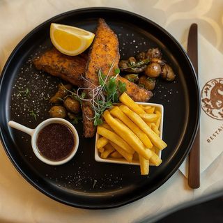 File de somon la cuptor, legume și sos de miere cu muștar