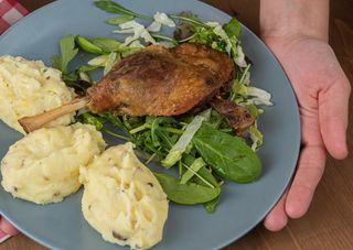 Pulpe de rață cu piure de cartofi și trufe negre