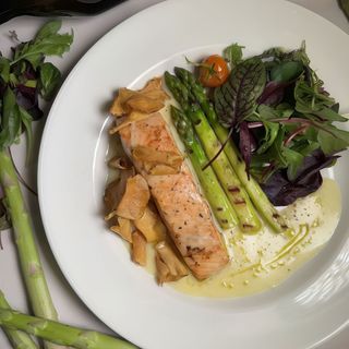 Salmon with asparagus in citrus sauce