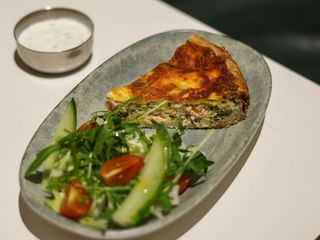 Кіш з лососем