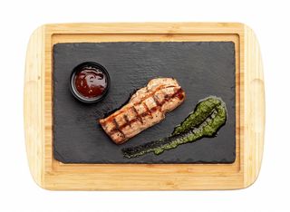 Свинско бонфиле с гарнитура и барбекю сос (280г)