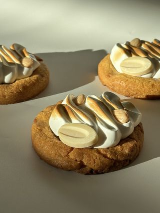 Bretona De Yuzu, Almendra Frita Y Merengue Tostado