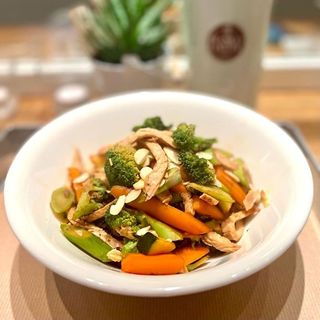 WOK DI VERDURE CON RISO VENERE E TACCHINO
