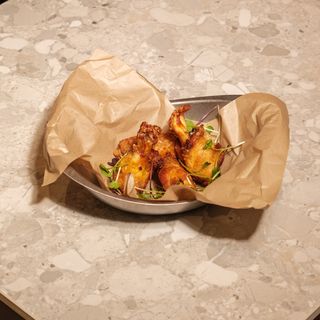 Peek Gai Tod Nam Pla No Picante (4 Uds.)