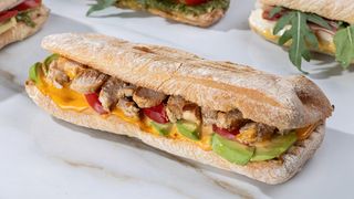 ქათმის სენდვიჩი ჩაბატას პურით