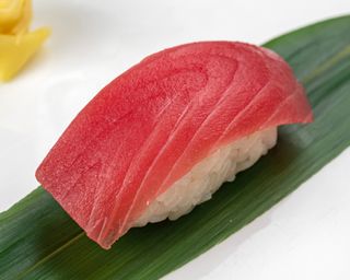 Суші нігірі тунець 