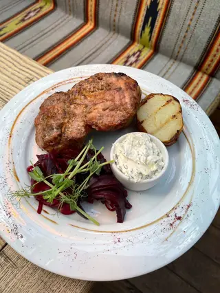 Свинина BBQ +печена картопля (180/150/80г)