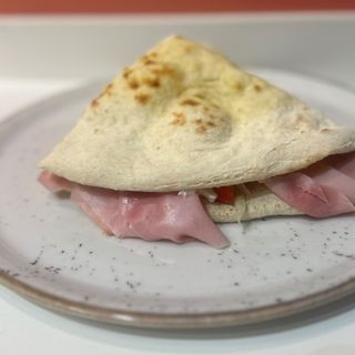 Cotto,mozzarella, pomodoro e insalata