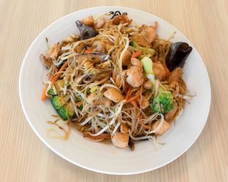 Massa de Arroz com Carne de Frango e Legumes