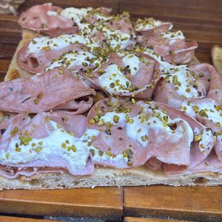 Pizza alla pala mortadella stracciatella e pistacchio