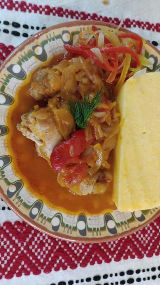 Tocăniţă de pui cu ceapă şi mămăliguţă