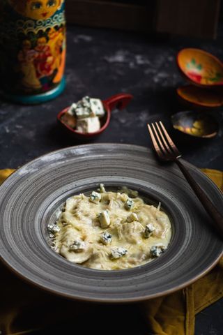 ხორცის პელმენი ყველით და ნაღების სოუსით