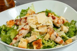 Салата с пилешко филе Цезар (300г)