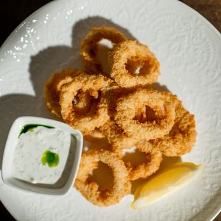 Кольца кальмара с соусом Дзадзыки