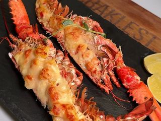 Лобстер запечений з манговою сальсою під пармезаном (1 шт)