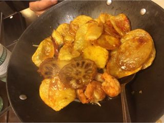 Patate, radice di loto e gamberi