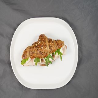 Croissant Folhado Fiambre de Peru e Brie